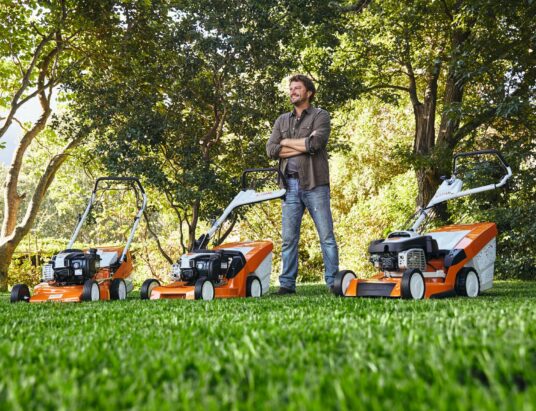 Dlaczego firmy ogrodnicze wybierają STIHL? Kosiarkę akumulatorową czy spalinową?