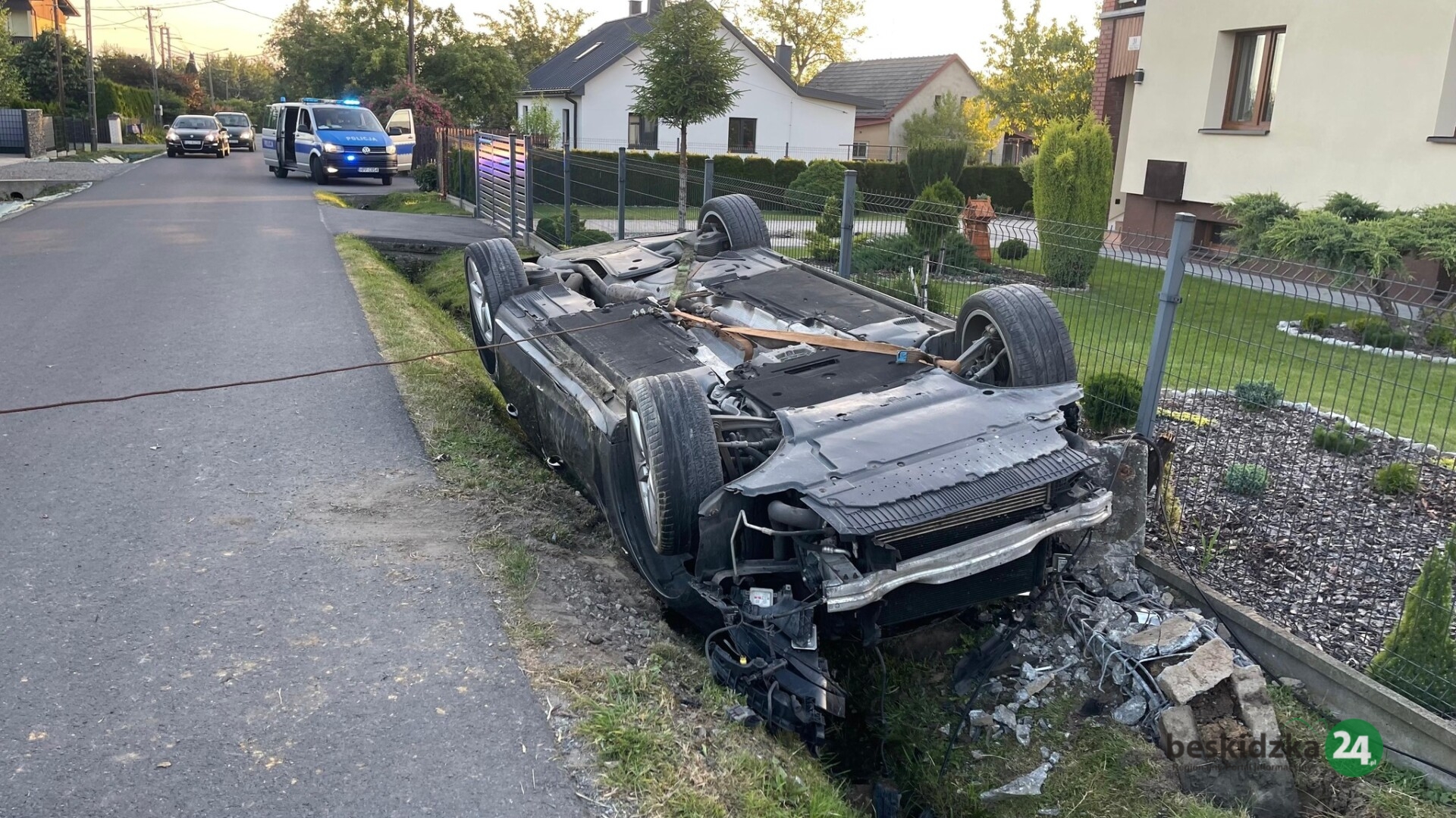 Dachowanie samochodu osobowego w Górkach Wielkich