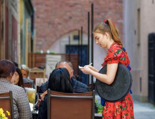 Student w pracy na wakacjach. Kiedy ubezpieczenia społeczne są obowiązkowe?