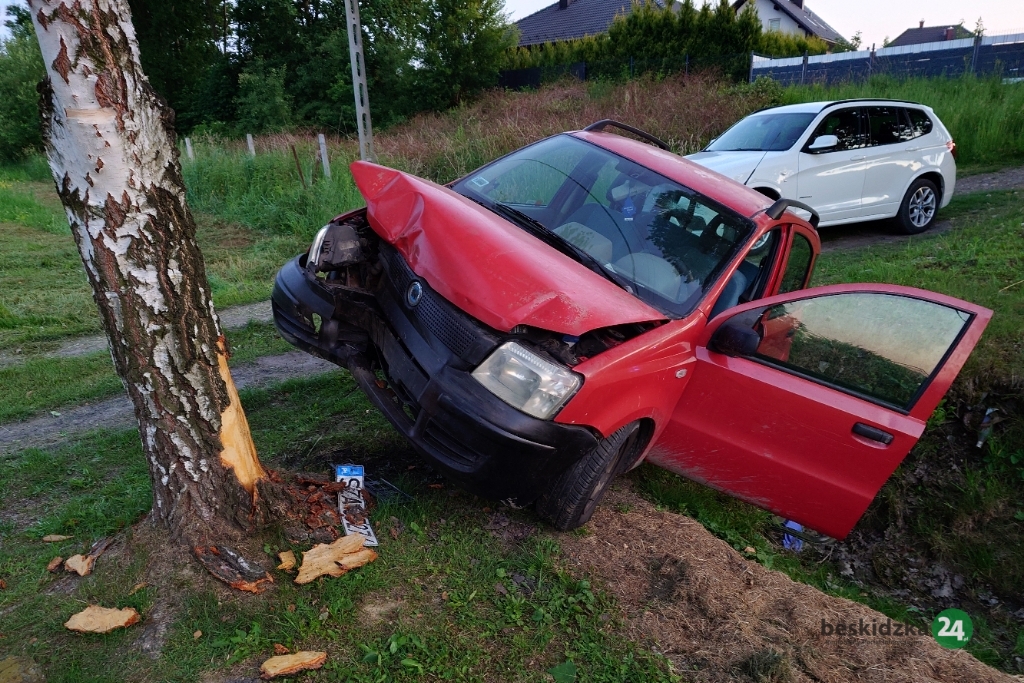 Z ostatniej chwili: Uderzył w dwa auta w ruchu. Uciekając, uderzył w drzewo – foto