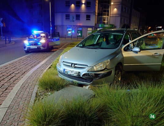 Z ostatniej chwili: Z impetem wjechał na rondo. Auto zostało na wysepce! | ZDJĘCIA