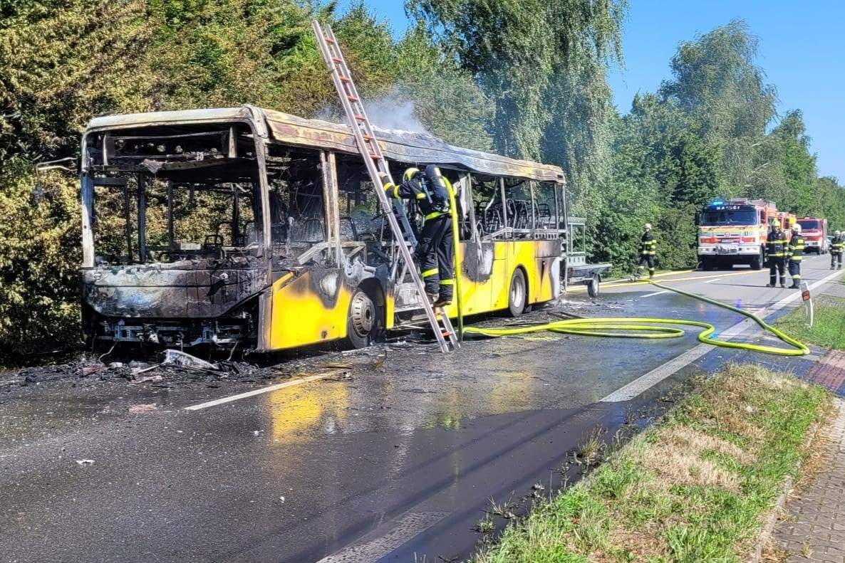 Droga w Ropicy była zablokowana, bo spłonął autobus