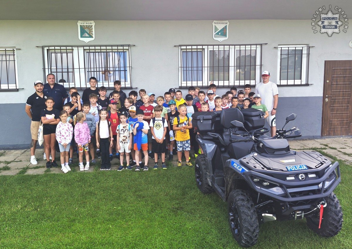 Wakacyjne bezpieczeństwo z dzielnicowym. Dzieci w Ustroniu rozmawiały o odpowiedzialności i ostrożności