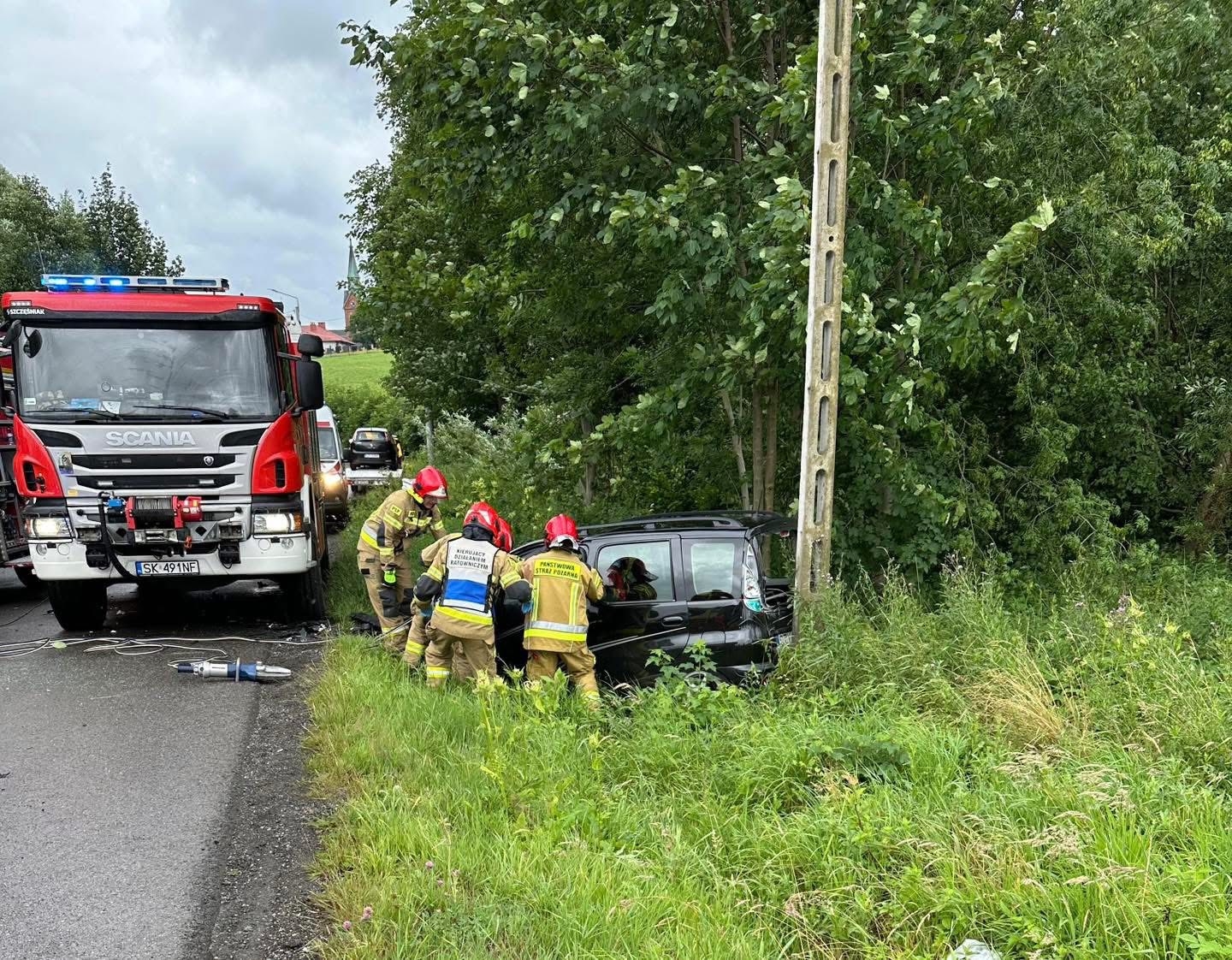 Groźne zderzenie w Lipowej. Wezwano śmigłowiec LRP, trzy osoby były poszkodowane