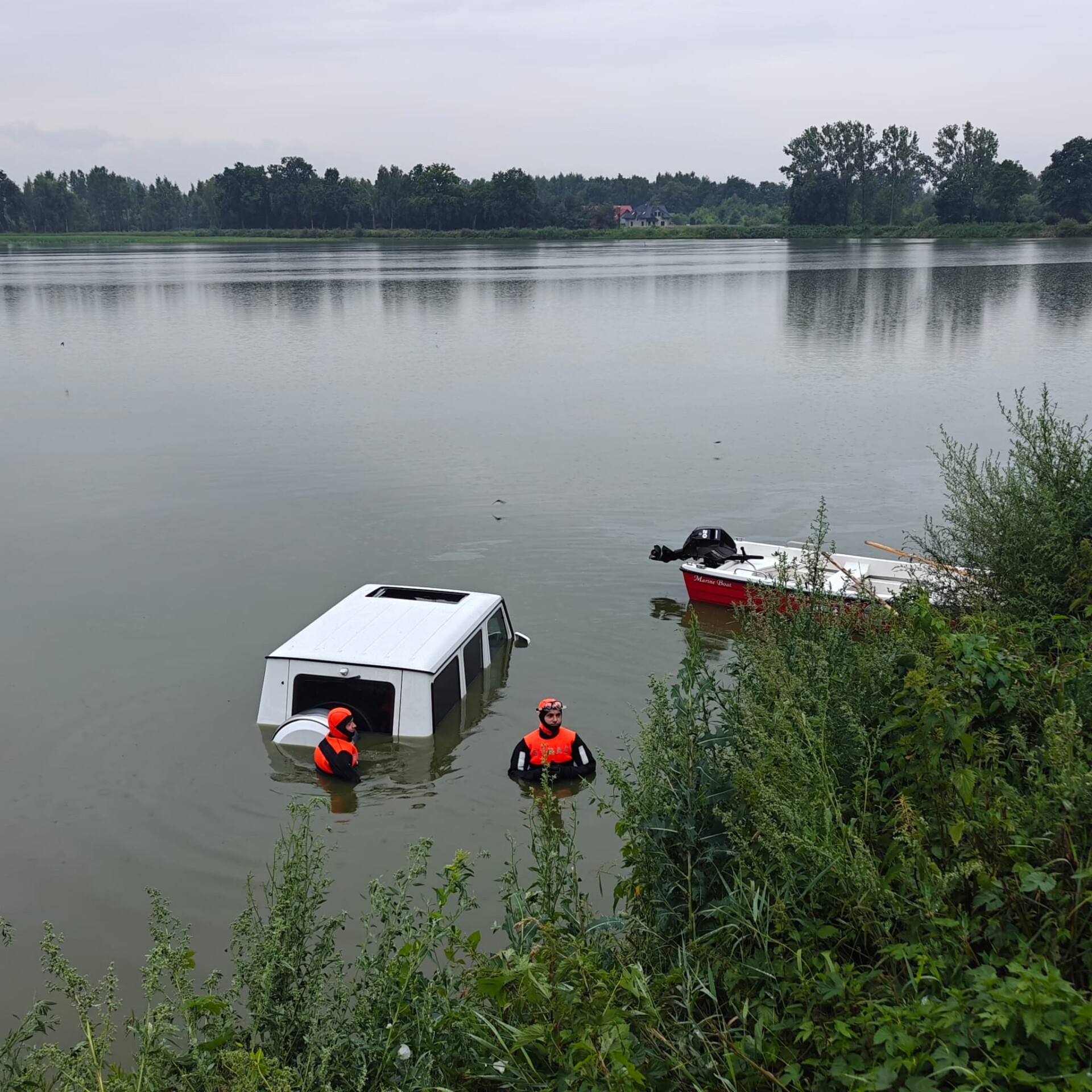 Luksusowy samochód wpadł do stawu. Kierująca wymagała hospitalizacji