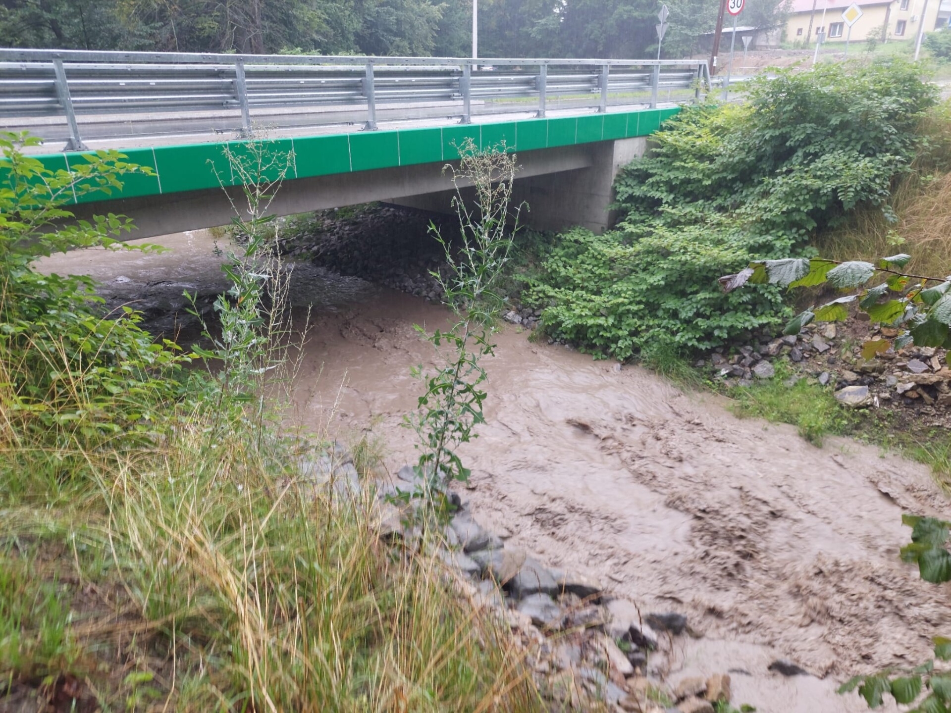 Ciągle pada. Lokalne potoki w cieszyńskim pokazują swoje niebezpieczne oblicze