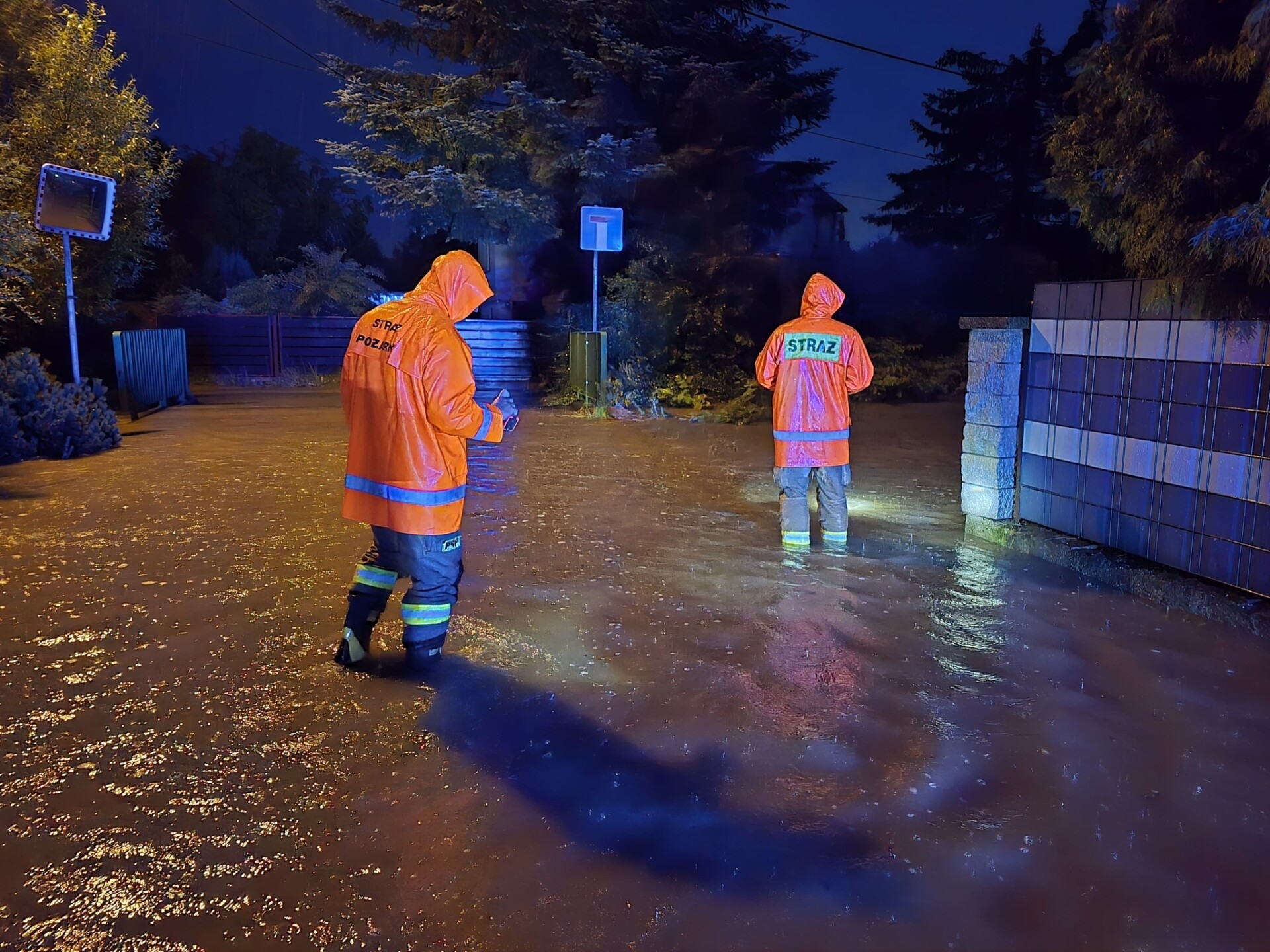 Strażacy całą noc walczyli z żywiołem. Ciągle pada, ale w kolejnych godzinach opad osłabnie