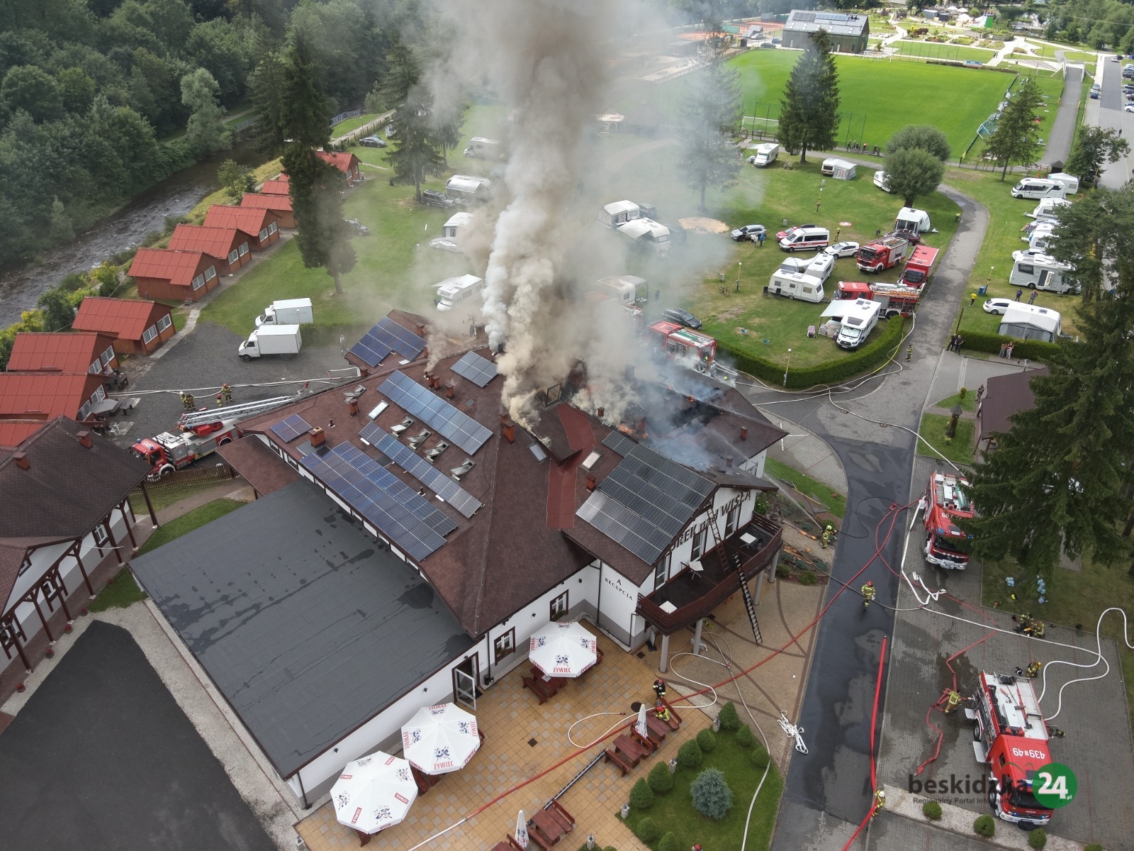 Łącznie 100 strażaków walczyło z pożarem w Wiśle pensjonatu w Wiśle