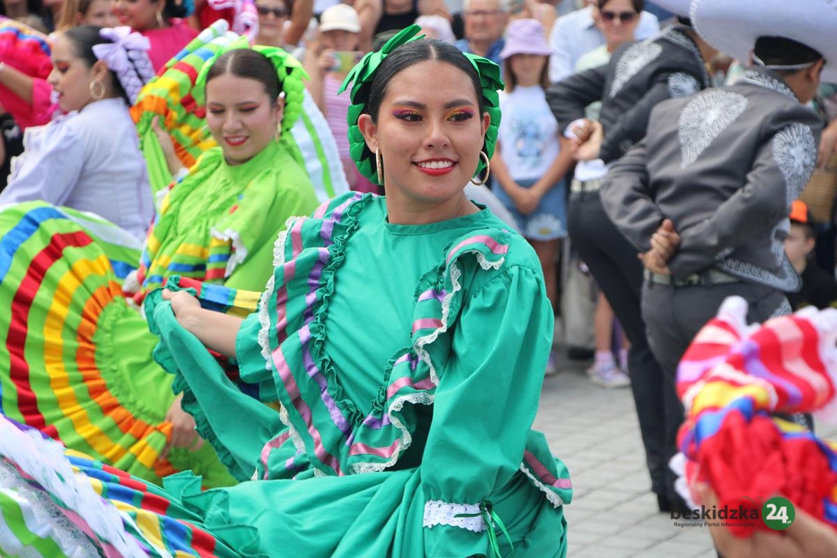 Radosny korowód TKB przeszedł ulicami Żywca. Portugalczycy i Ghańczycy uczyli tańca! – WIDEO | ZDJĘCIA