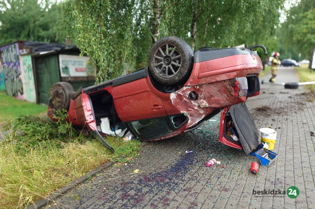 Z ostatniej chwili: Dachowanie osobówki. Są utrudnienia w ruchu – foto