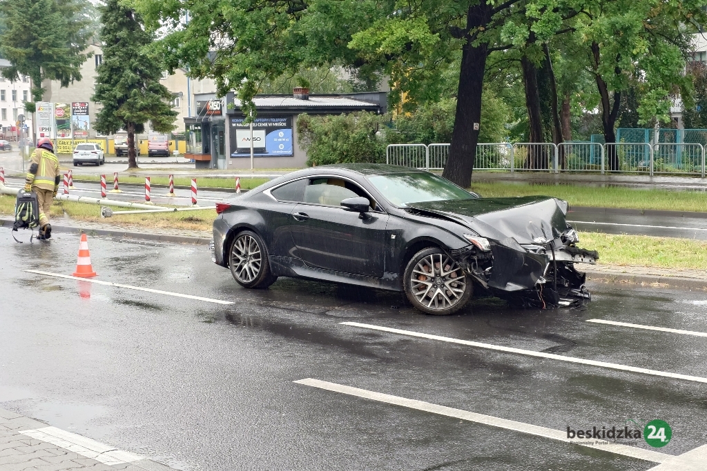 Z ostatniej chwili: Skosił autem latarnię i znak drogowy – foto