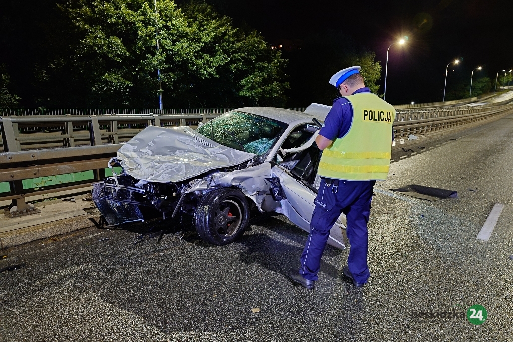 Z ostatniej chwili: Demolka na Andersa. Kobieta wypadła z auta? – foto