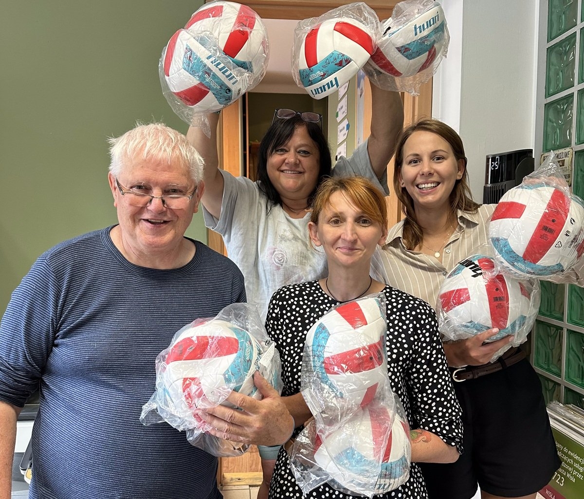 Ksiądz znów rozdaje piłki