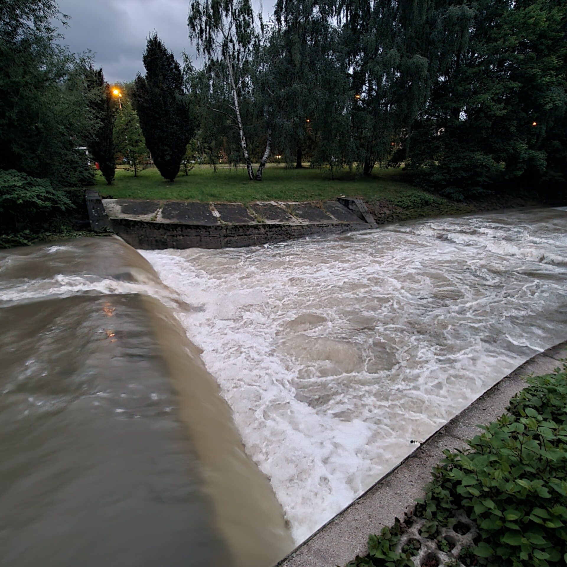 Burzowy piątek w regionie. Może spaść grad