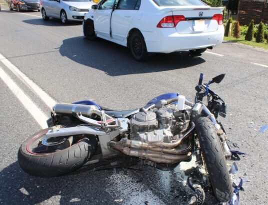 Groźne zdarzenie motocyklisty z osobówką. Dwie osoby w szpitalu