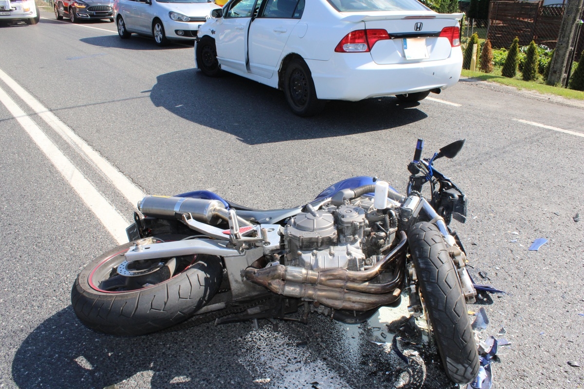 Groźne zdarzenie motocyklisty z osobówką. Dwie osoby w szpitalu