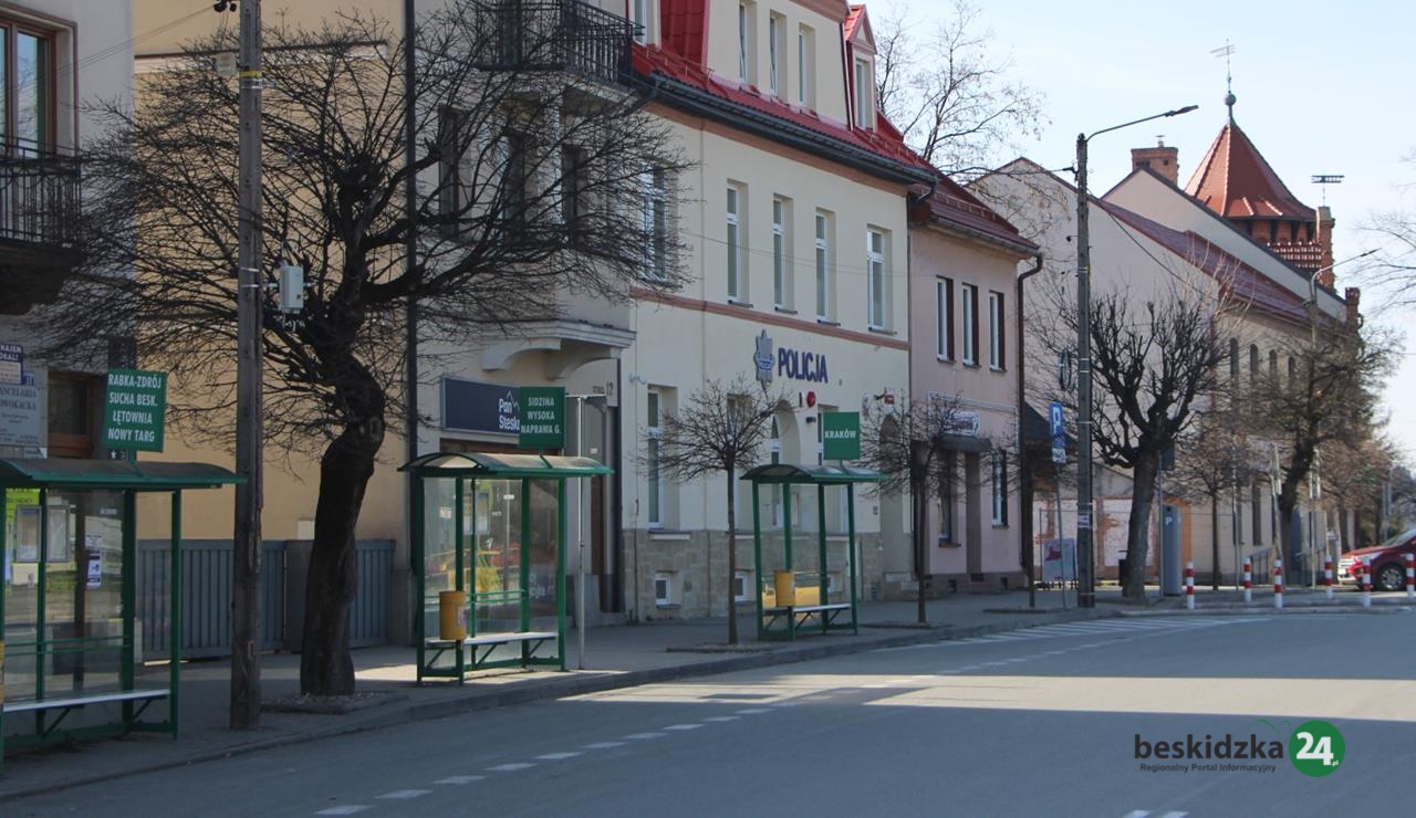 Policjanci sprawdzają przystanki autobusowe w Jordanowie
