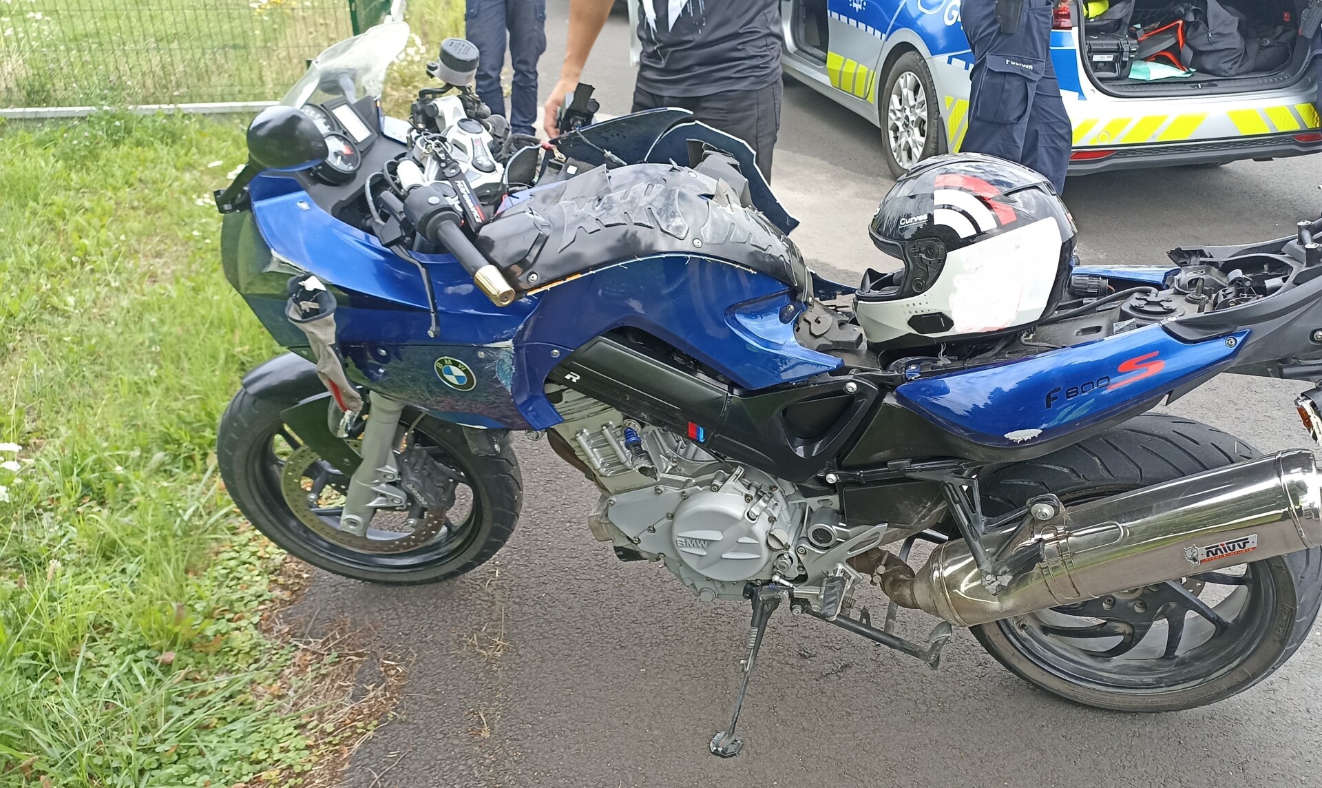Motocyklista ranny po zderzeniu z dostawczakiem. Wyprzedzał kilka pojazdów naraz