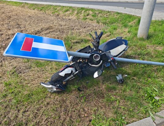 Pijak na skuterze nawet nie założył kasku. Wjechał w znak i rozbił głowę