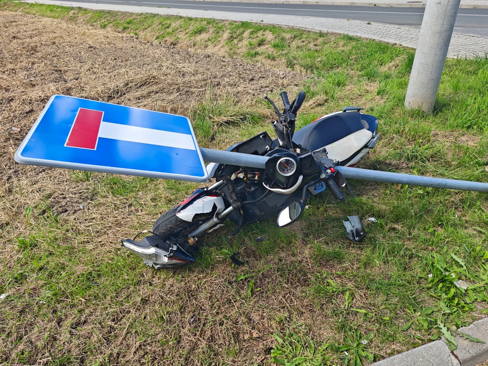 Pijak na skuterze choćby nie założył kasku. Wjechał w znak i rozbił głowę