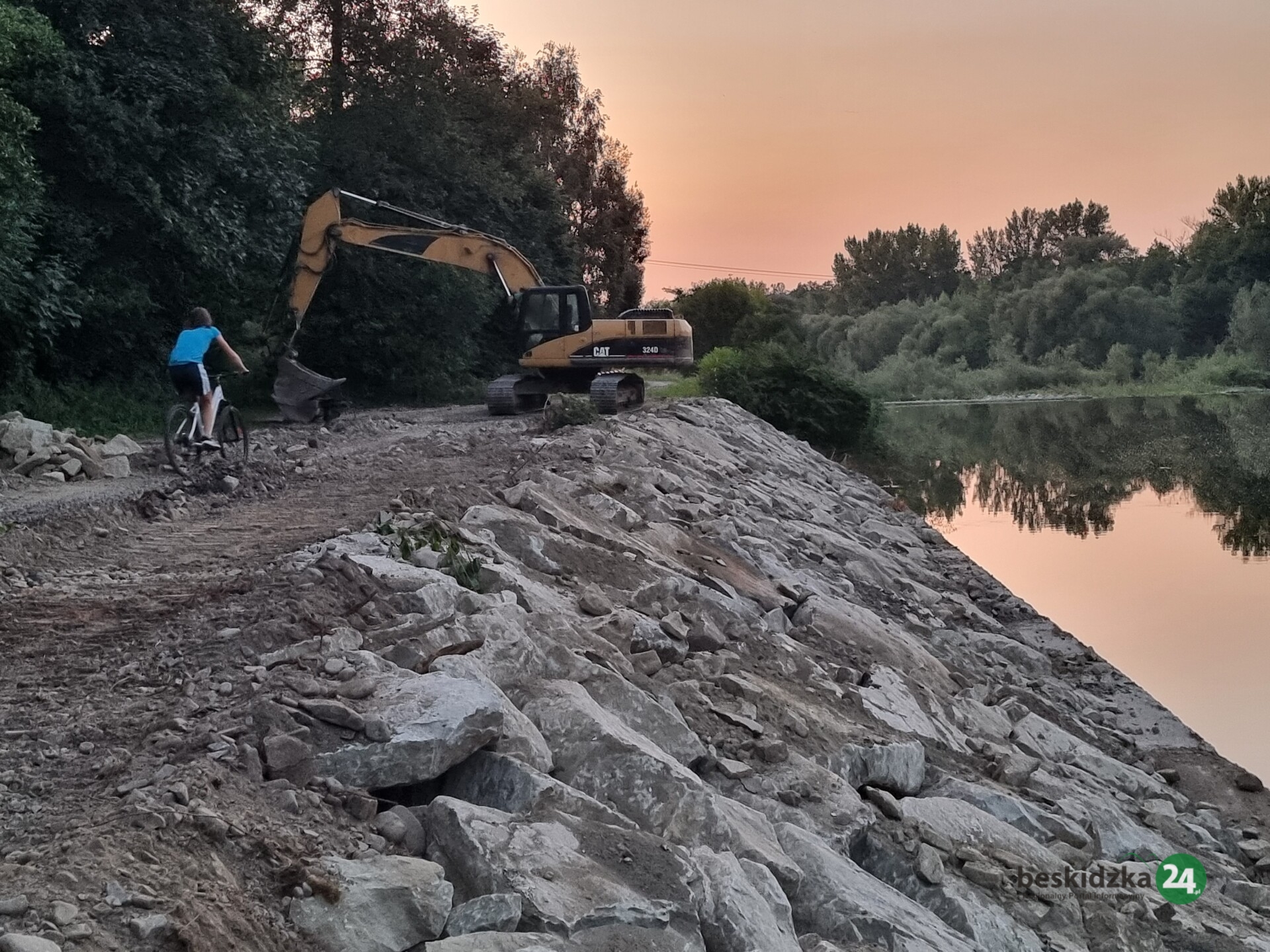 Harbutowice. Wody Polskie umacniają wał przeciwpowodziowy