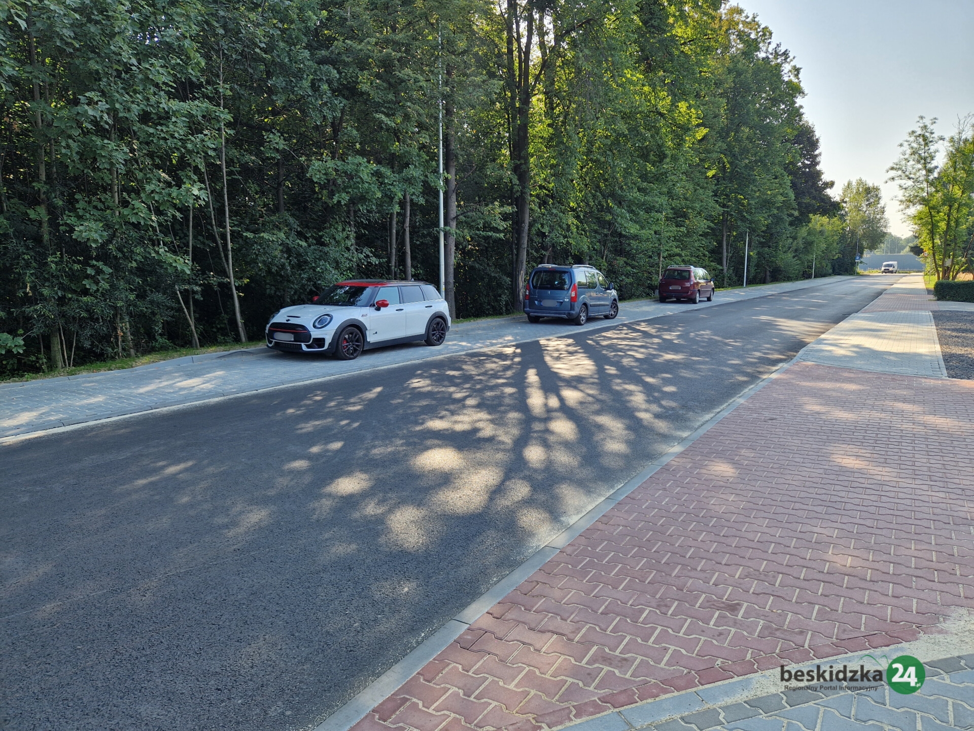 Ulica Wiślańska w Skoczowie z nowym asfaltem i chodnikiem