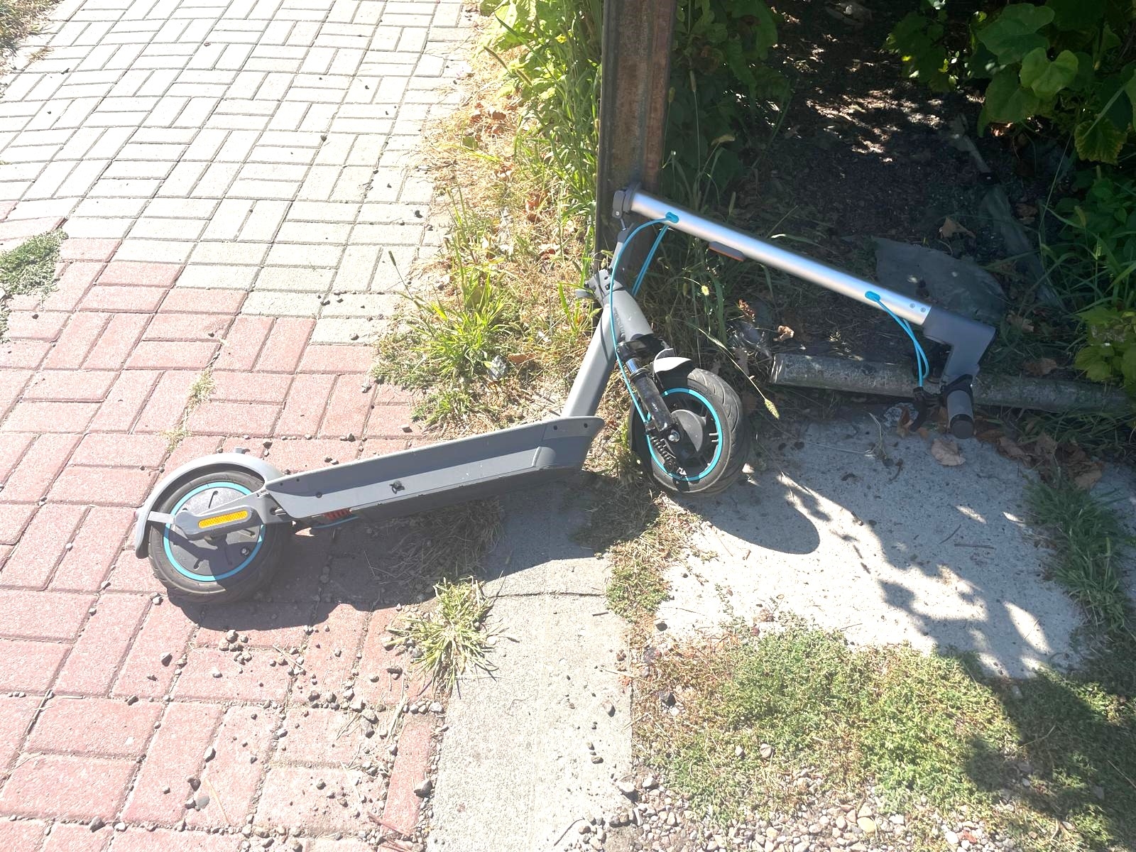 Zderzenie na chodniku. Kierująca hulajnogą z urazami