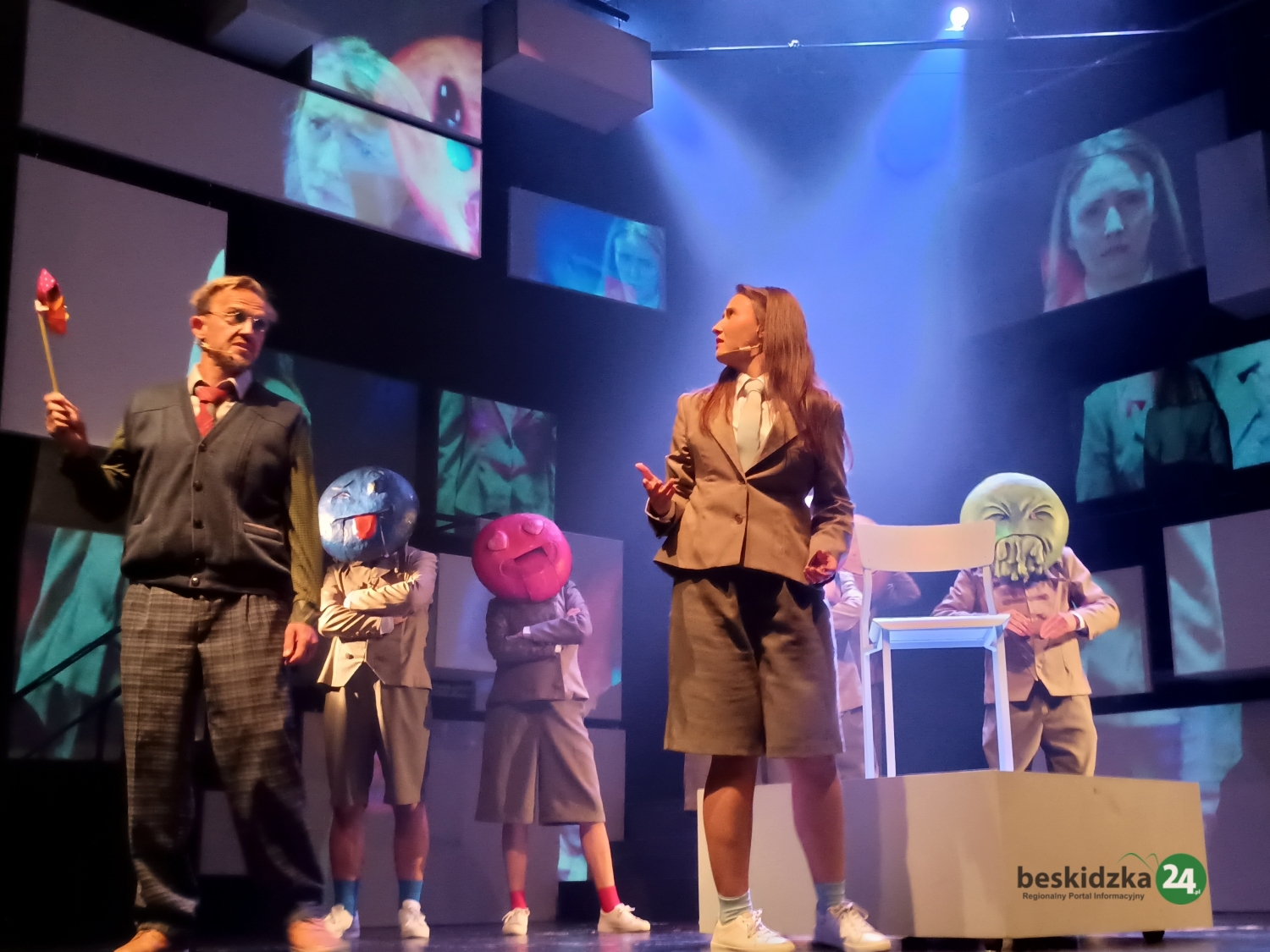 O problemach i relacjach w świecie telefonów. Nowy spektakl Banialuki | WIDEO