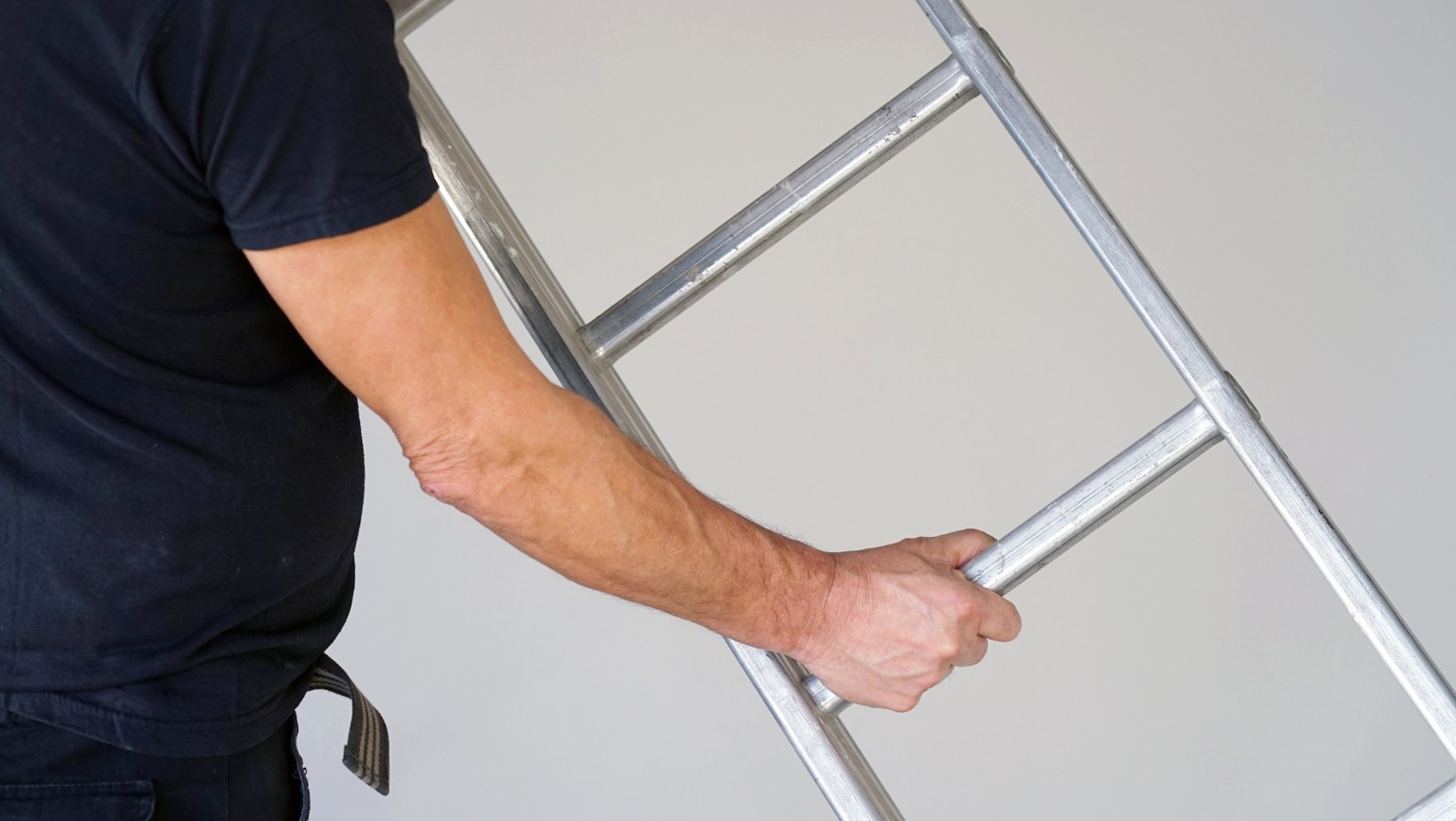 Drabina aluminiowa do małego mieszkania. Dlaczego jest to dobry pomysł?