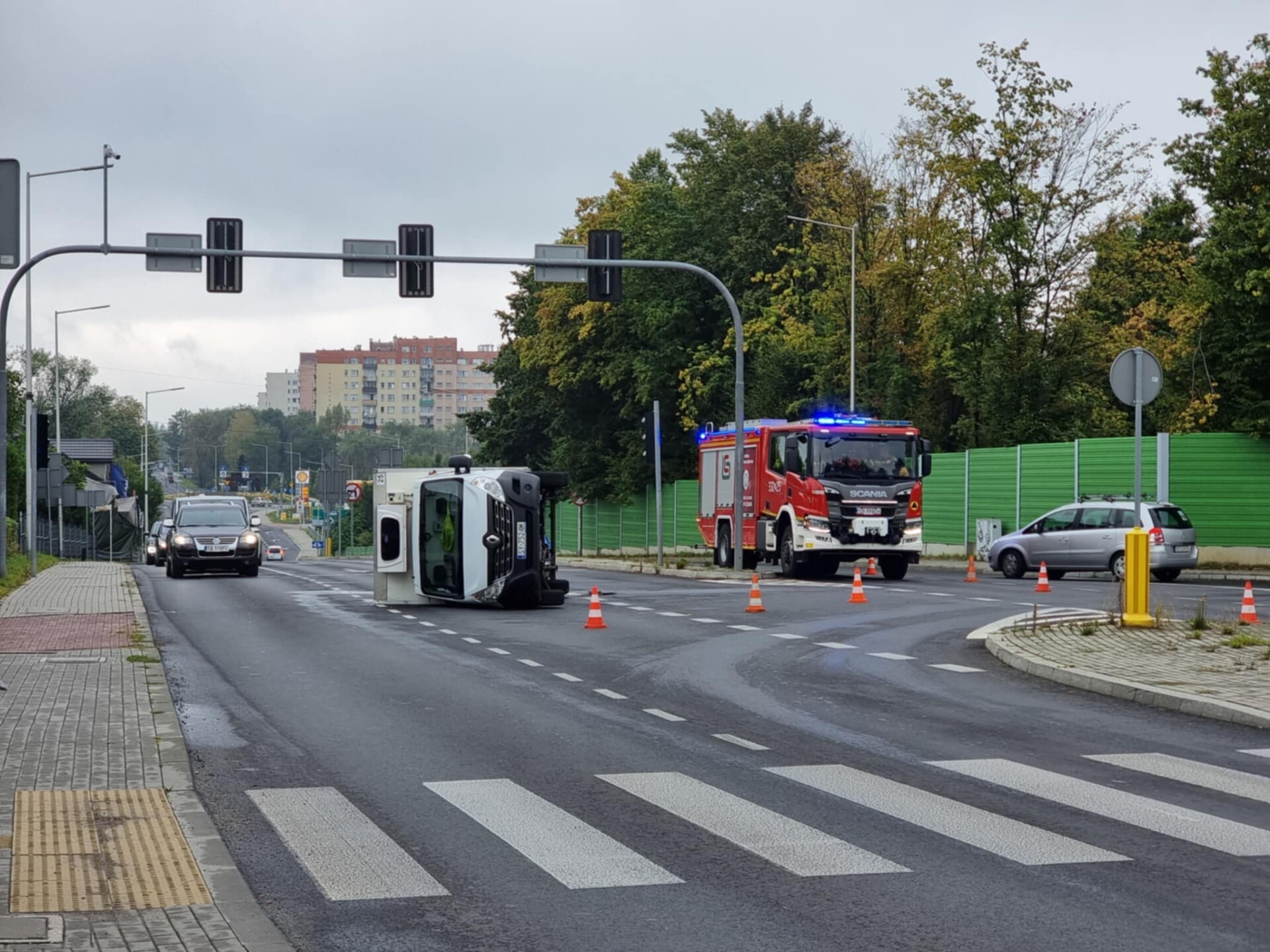Groźna kolizja na Cieszyńskiej. Droga w kierunku częściowo zablokowana