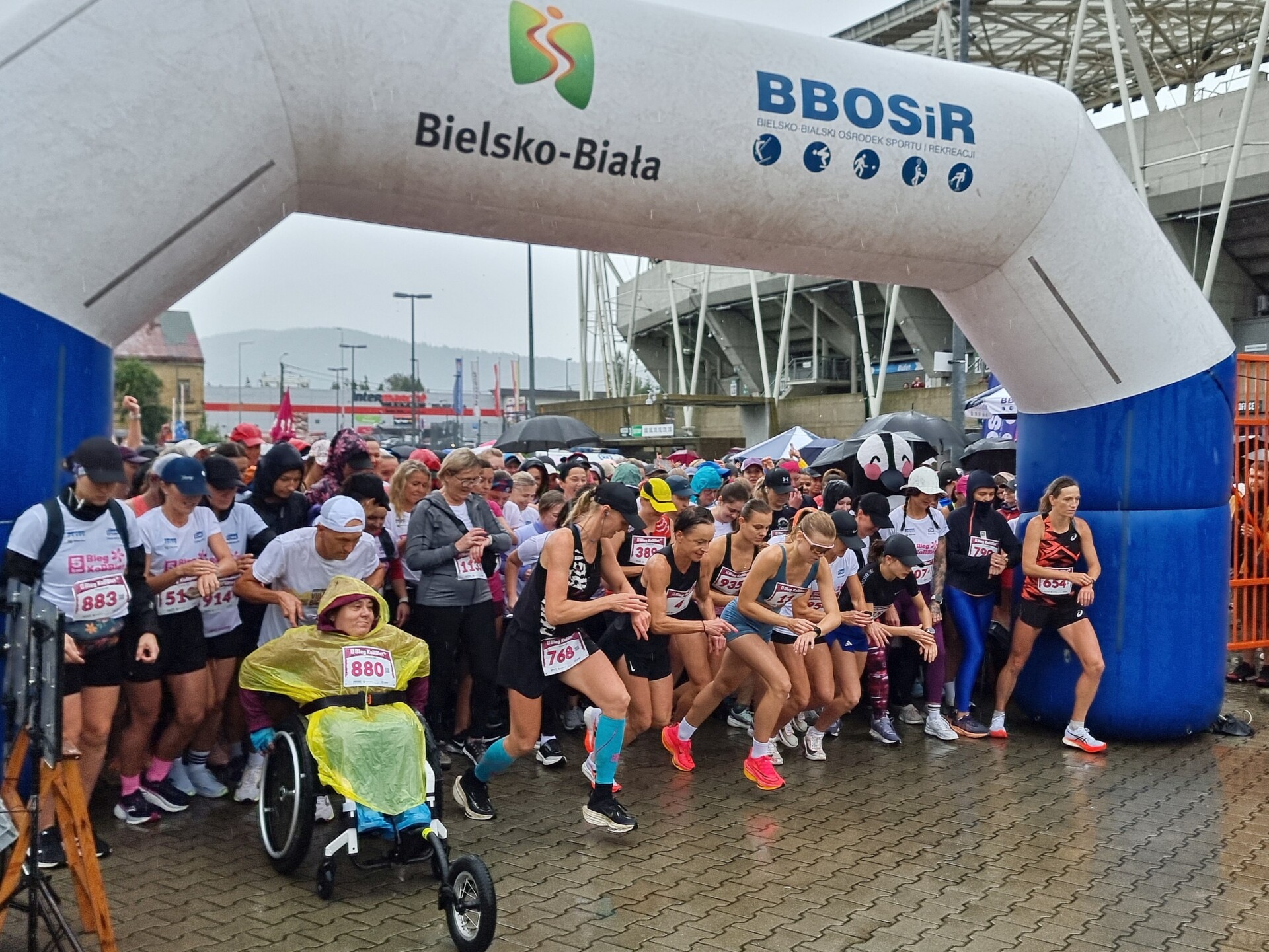 Siła kobiet nie zna granic! Tysiąc biegaczek pokonało deszcz w Bielsku-Białej | WIDEO, ZDJĘCIA