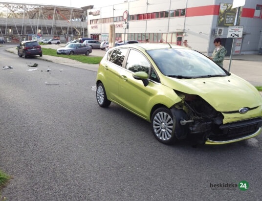 Zderzenie na wyjeździe z parkingu. Sprawczyni nie ustąpiła pierwszeństwa – foto