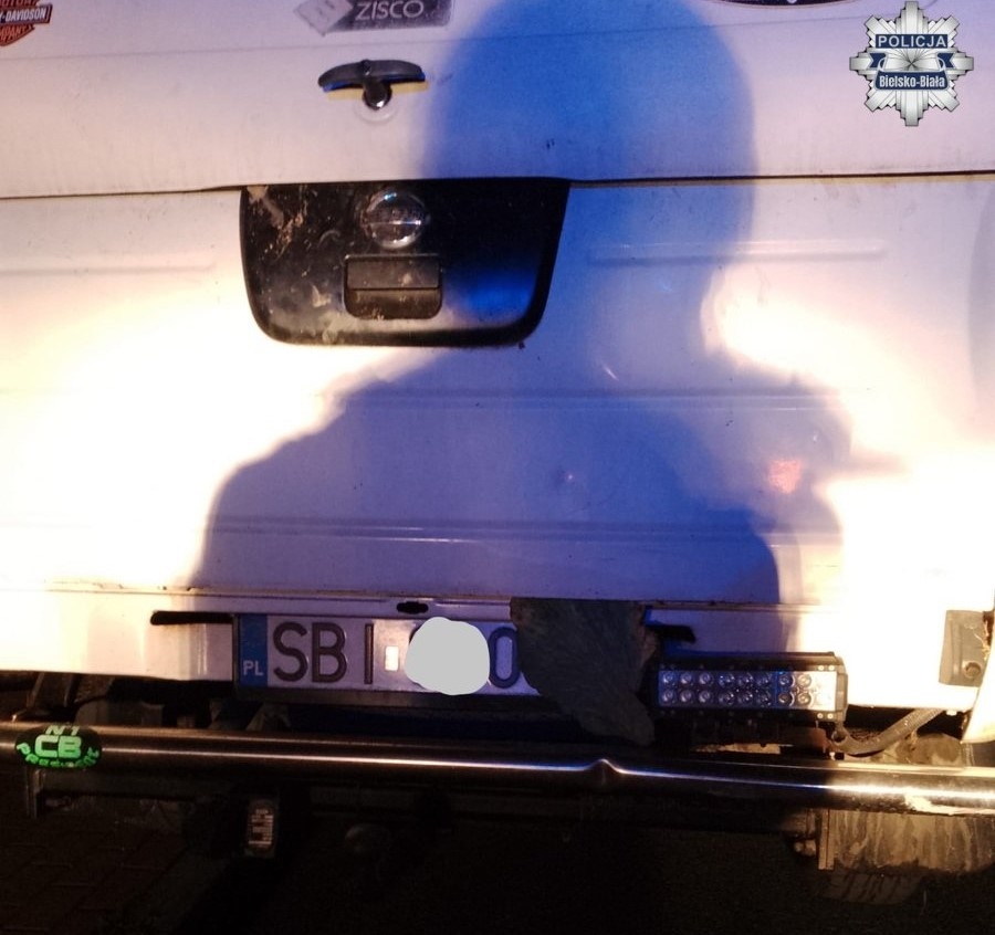 Pijany i z zakazami prowadził samochód. Rejestrację zakrył… liściem kapusty