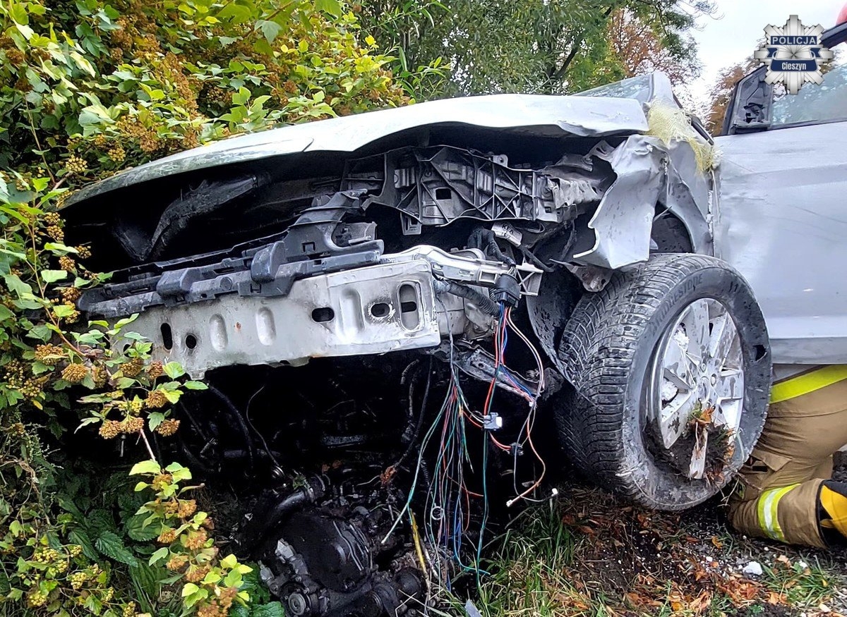 Pijany 44-latek za kółkiem forda. Uderzył w dom, a następnie wpadł do rowu