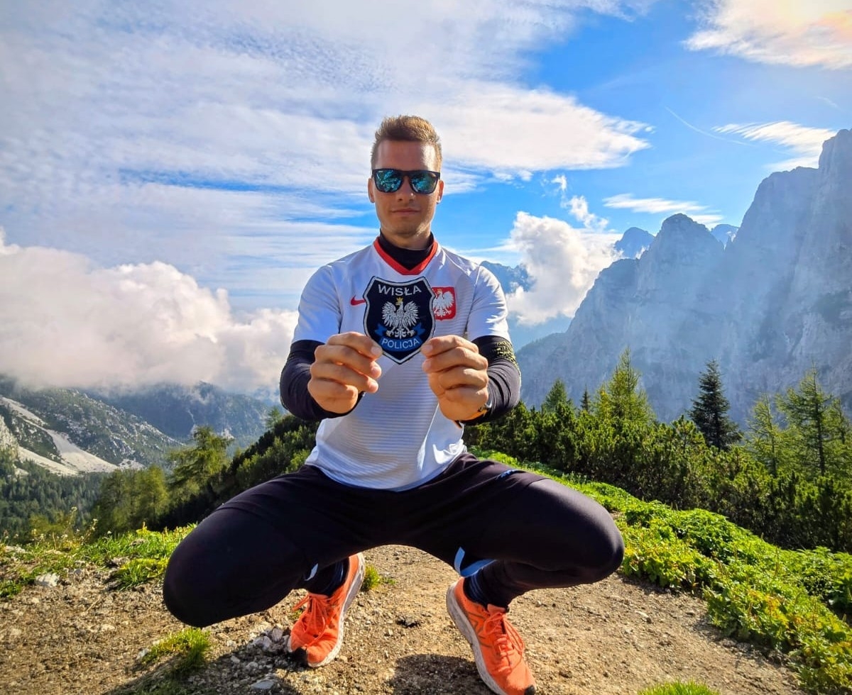 Bo służba to nie tylko mundur, ale także siła ducha i pasja, która kształtuje charakter. Kolejny wyczyn młodego policjanta