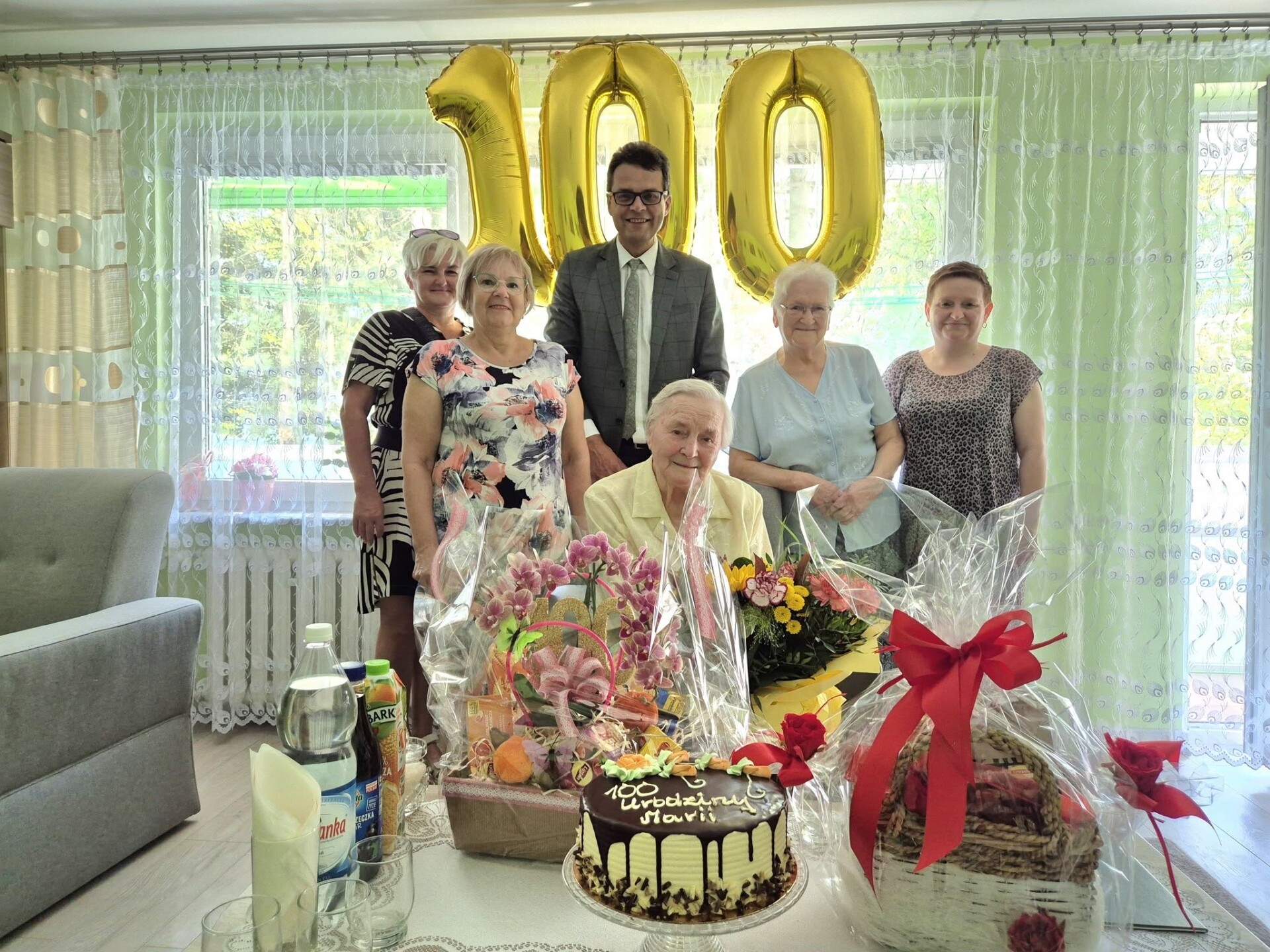 Tort, kwiaty i list od premiera. Setne urodziny mieszkanki Skoczowa
