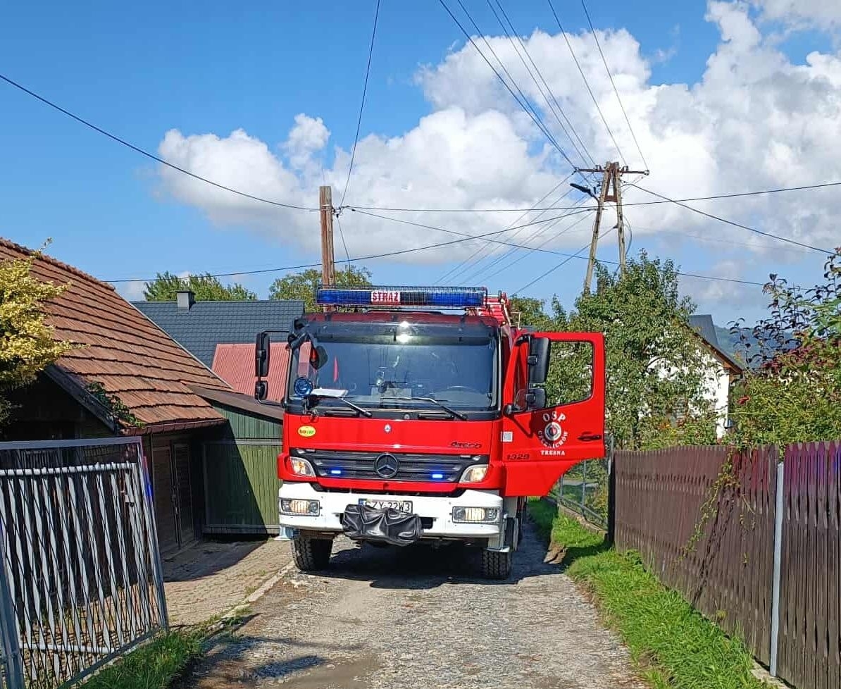 Czernichów: 66-latek przygnieciony przez własne auto. Trafił do szpitala