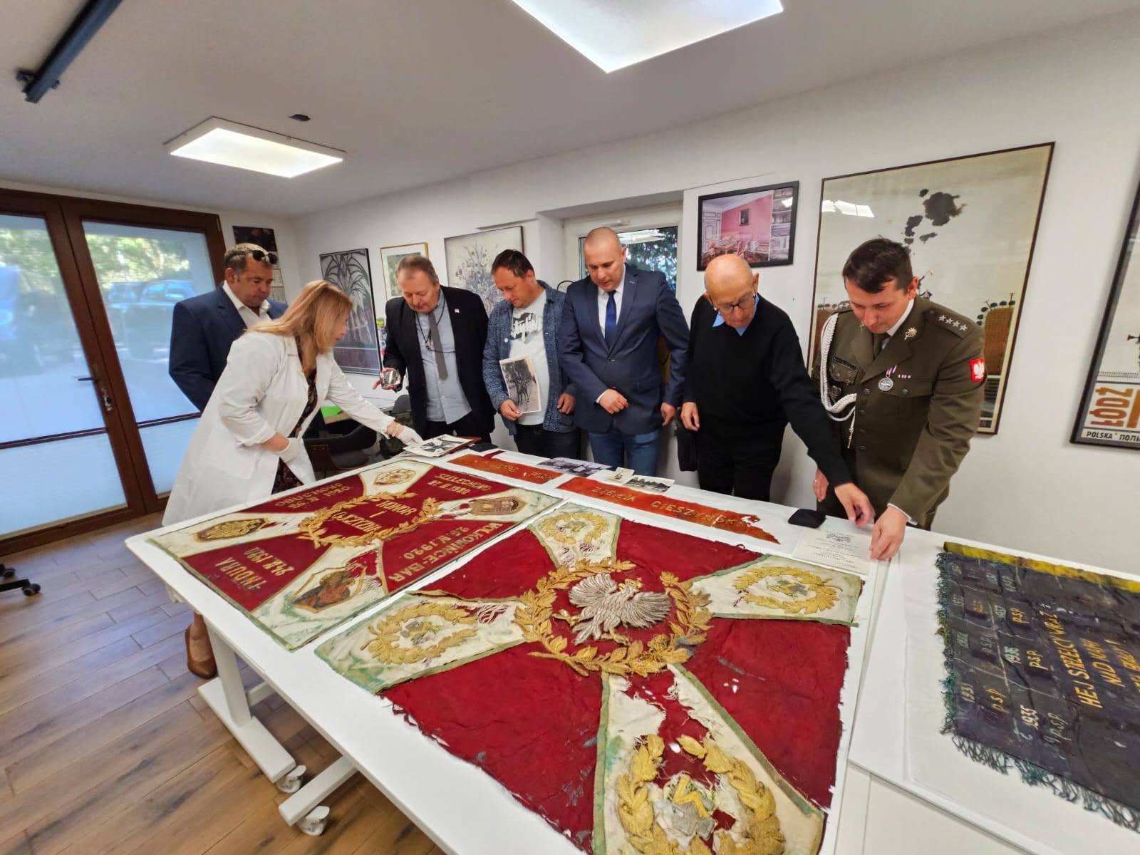 Ukryty w ziemi i odnaleziony po latach – sztandar 4 Pułku Strzelców Podhalańskich zaprezentowany w Warszawie