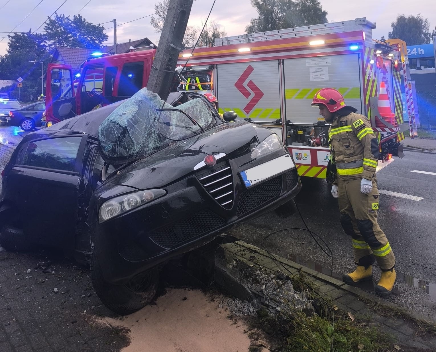 Groźny wypadek w Czechowicach-Dziedzicach. Samochód uderzył w słup