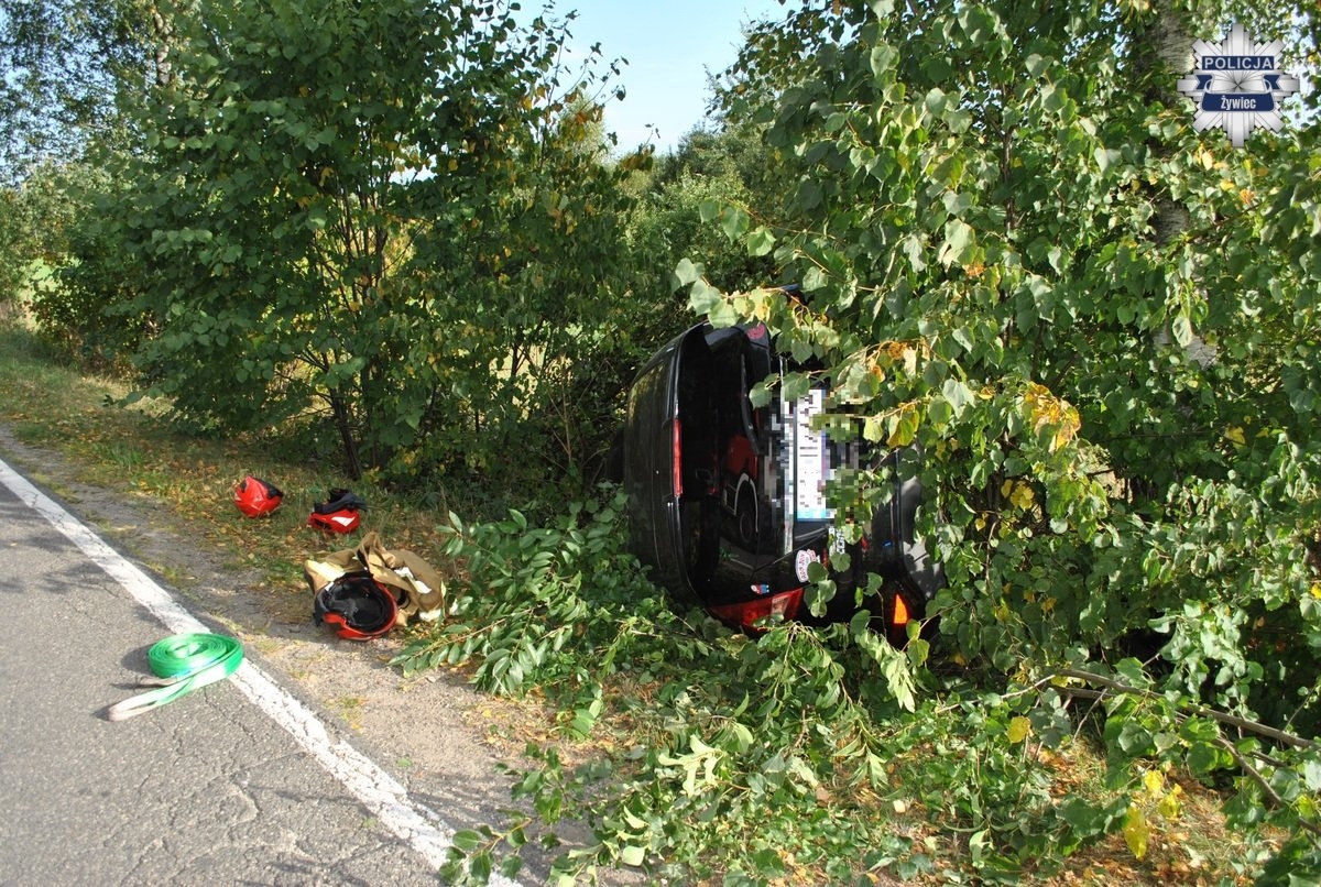 Uderzył w drzewo i stracił przytomność. Pomoc przyszła w samą porę