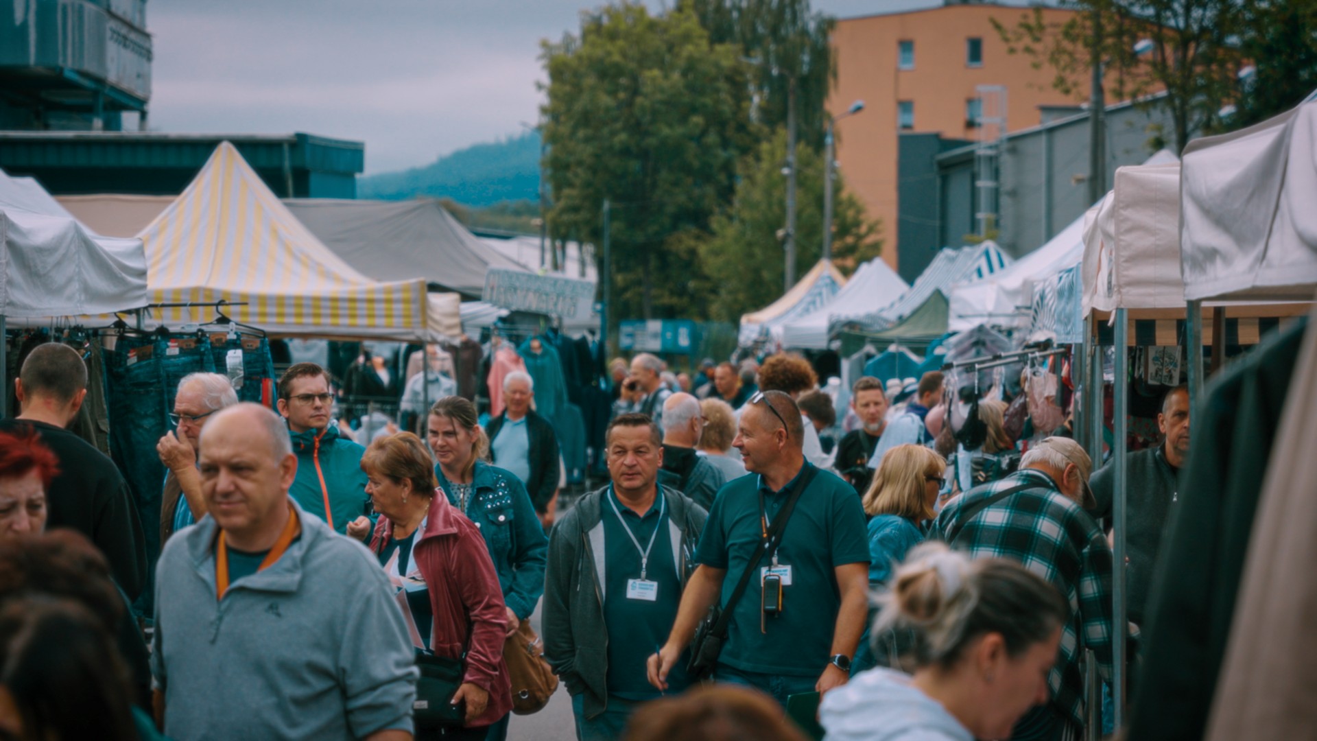 Kupcy, tradycja i wyjątkowa atmosfera – Giełda w Wapienicy nie zwalnia tempa | WIDEO