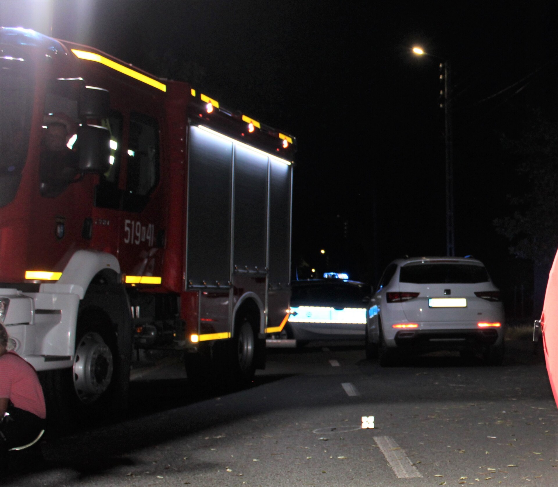 Tragiczny wypadek drogowy. 37-latek leżał na jezdni, gdy przejechał po nim seat