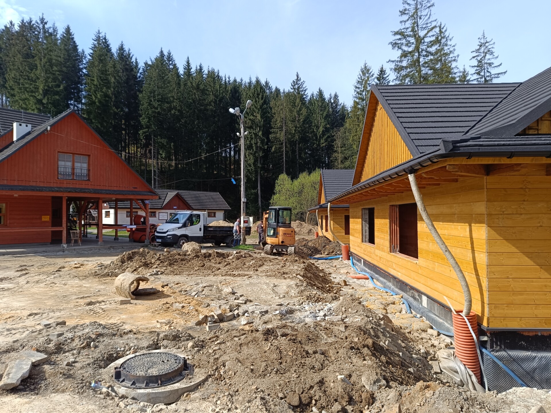 Nowoczesne pawilony handlowe wzbogaciły Amfiteatr Pod Skocznią w Istebnej