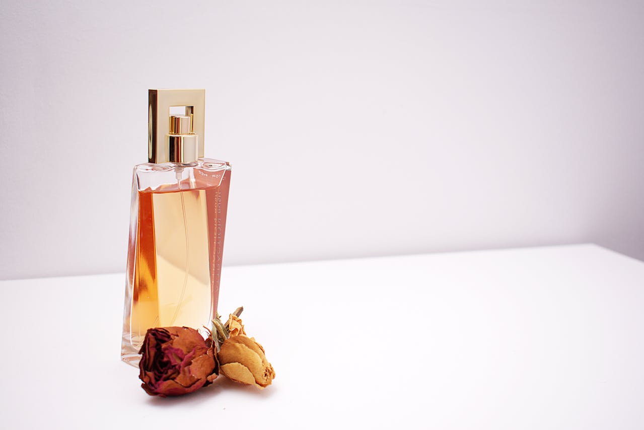 Perfumy na dzień i na wieczór – jakie nuty zapachowe sprawdzą się w różnych okazjach