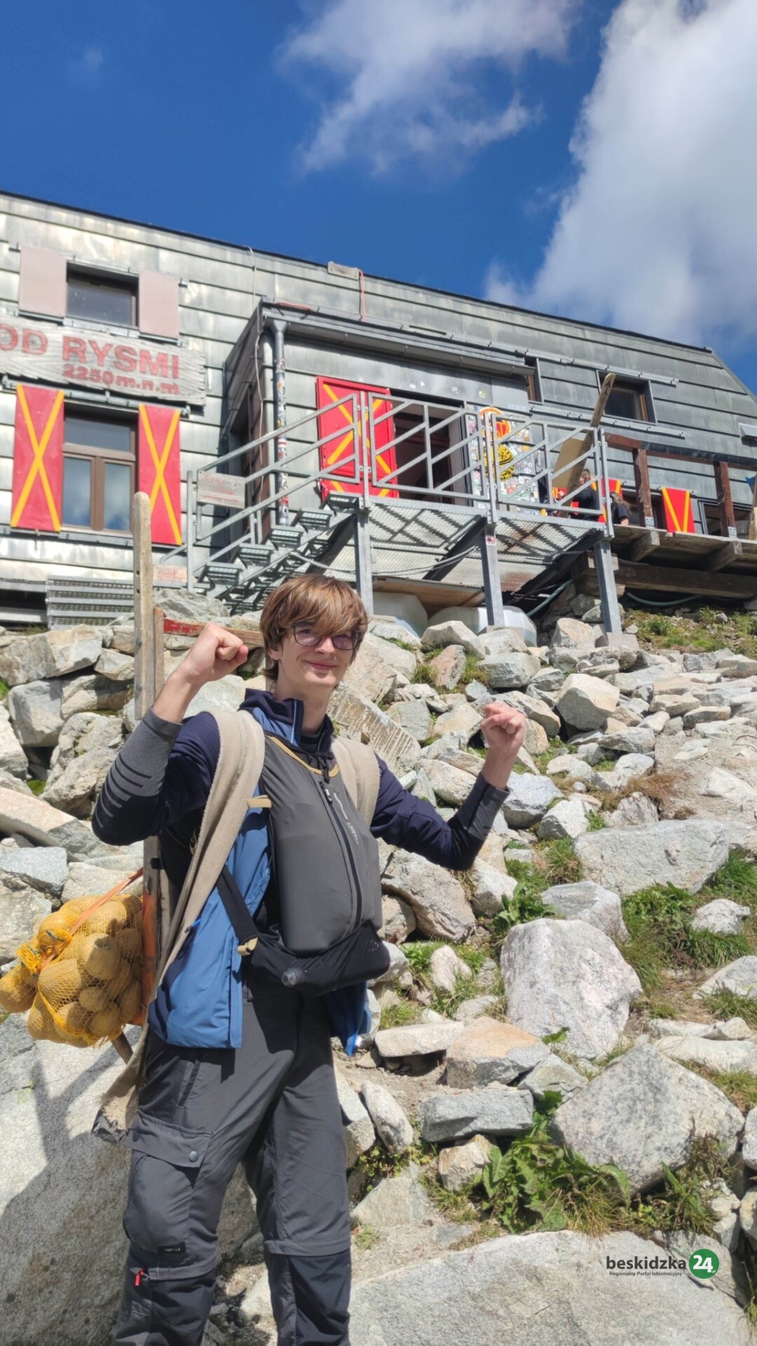 Harcerz cieszyńskiej drużyny, z workiem ziemniaków na plecach, w imponującym czasie wbiegł na Rysy