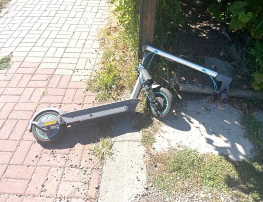 Zderzenie samochodu z hulajnogą elektryczną