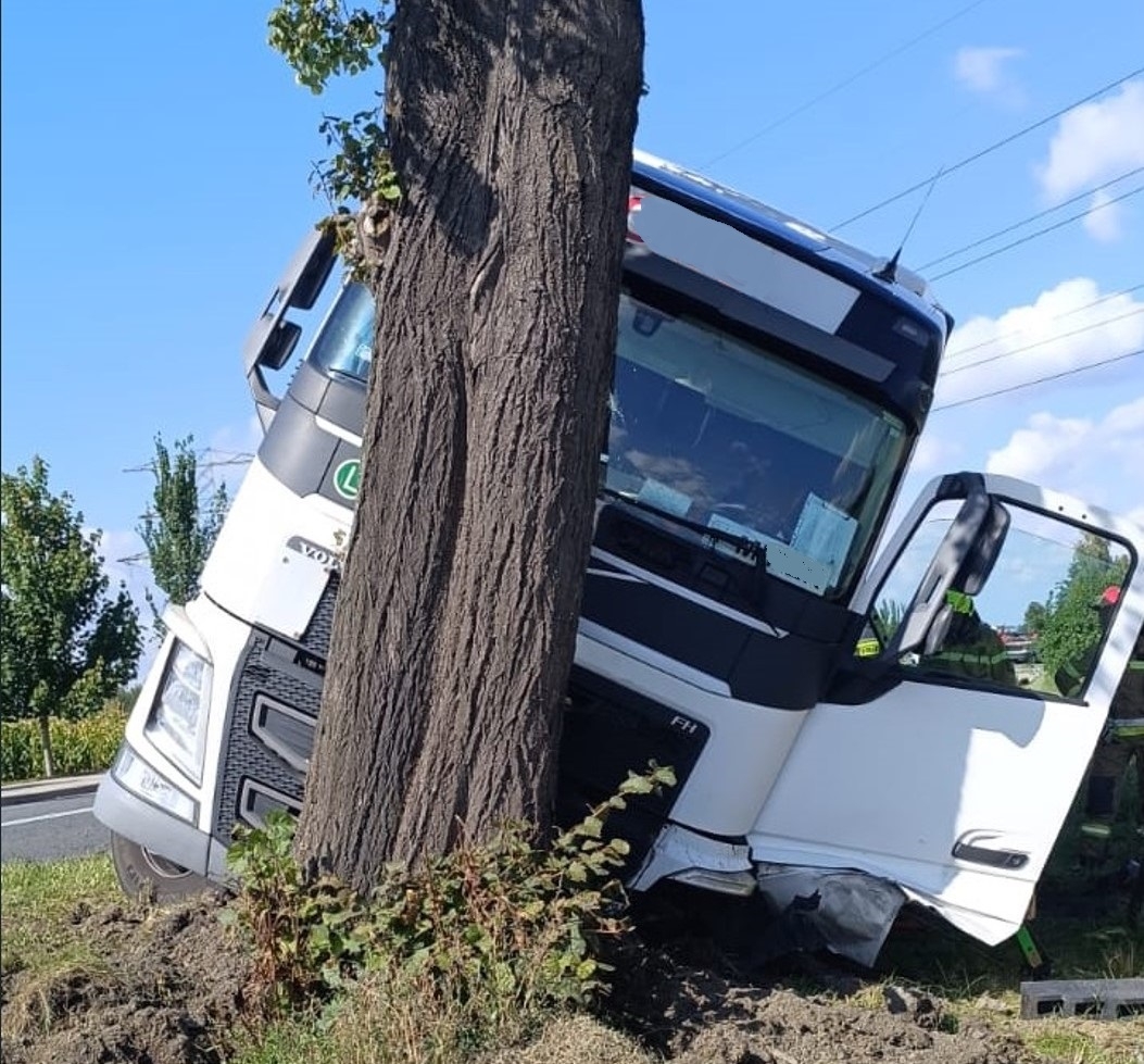 Tragiczny wypadek w Bielanach. Kierowca osobówki nie żyje