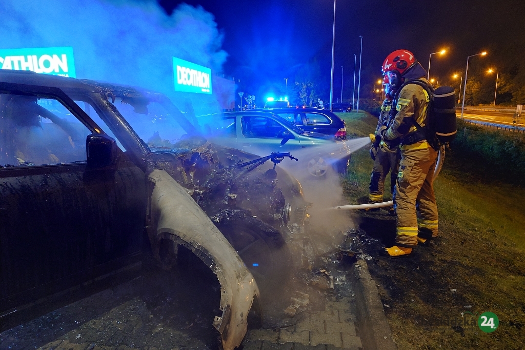 Z ostatniej chwili: Pożar auta na parkingu. Spłonął roczny samochód – foto