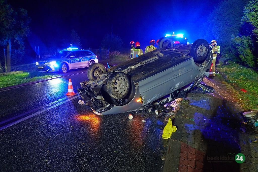 Z ostatniej chwili: Kozy: Samochód wypadł z łuku jezdni i dachował – foto