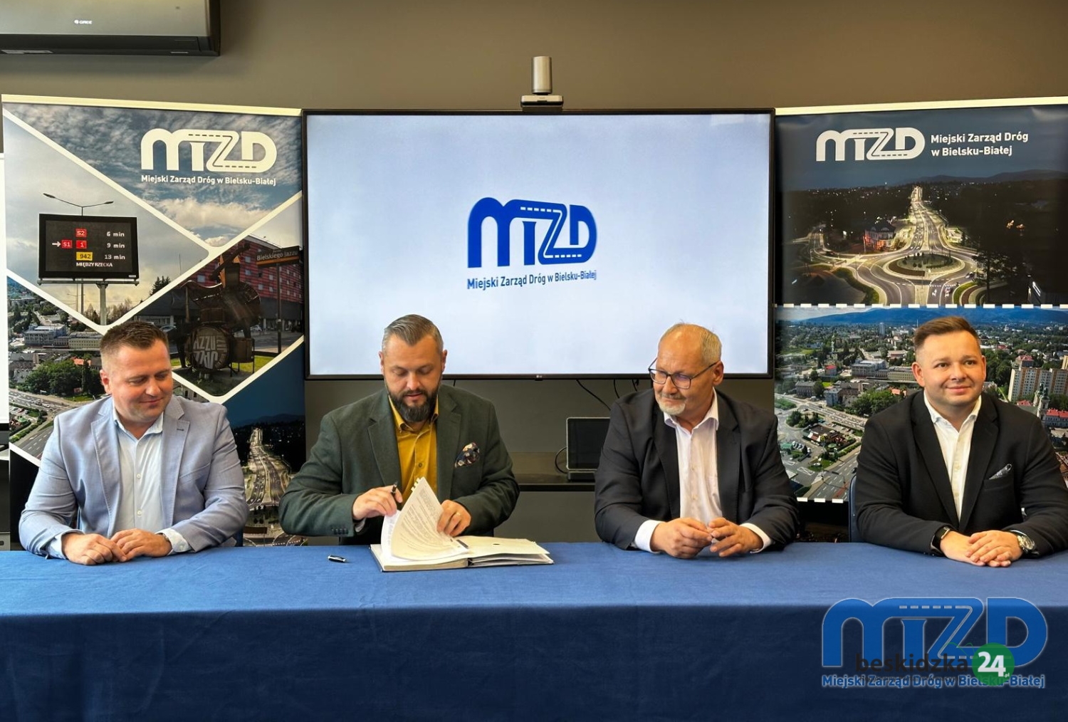 Ulica Akademii Umiejętności przed rozbudową. Umowa podpisana